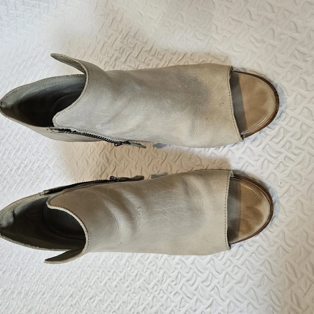 Sorel Tan Ankle Booties with Chunky Heel - Picture 2 of 9